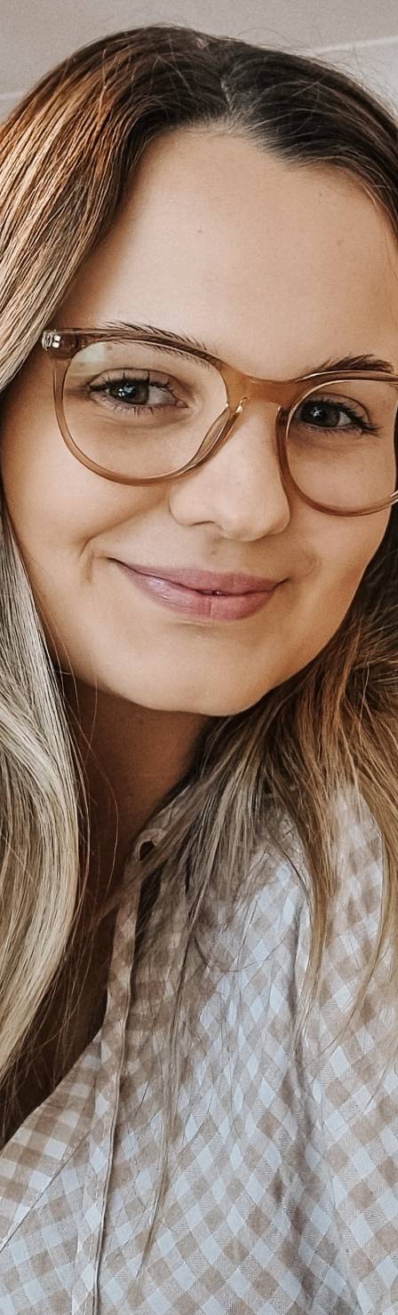 Laura  Perrett